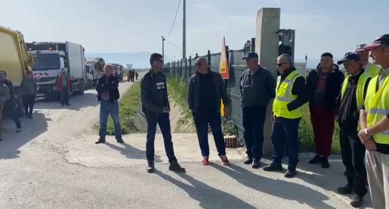 Punonjesit e inceneratorit te Fierit serish ne proteste, 5 muaj pa marre pagat